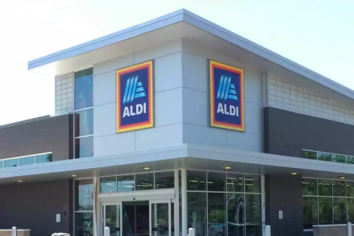 Storefront with the ALDI logo at the top. Storefront with the ALDI logo at the top.