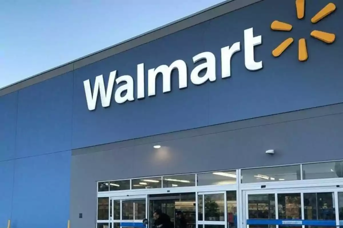 Entrada de una tienda con el logotipo de Walmart en la fachada. Entrada de una tienda con el logotipo de Walmart en la fachada.
