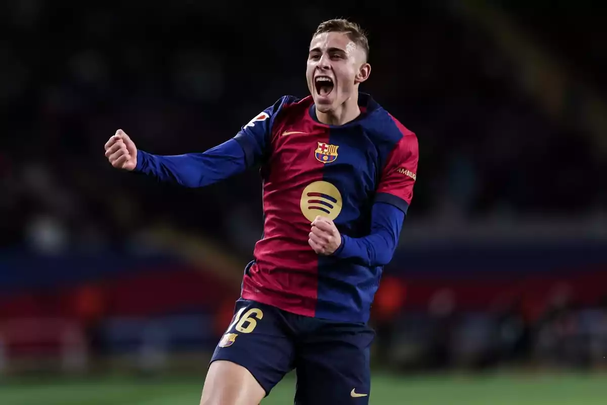 Jugador de fútbol celebrando un gol con el uniforme del FC Barcelona.