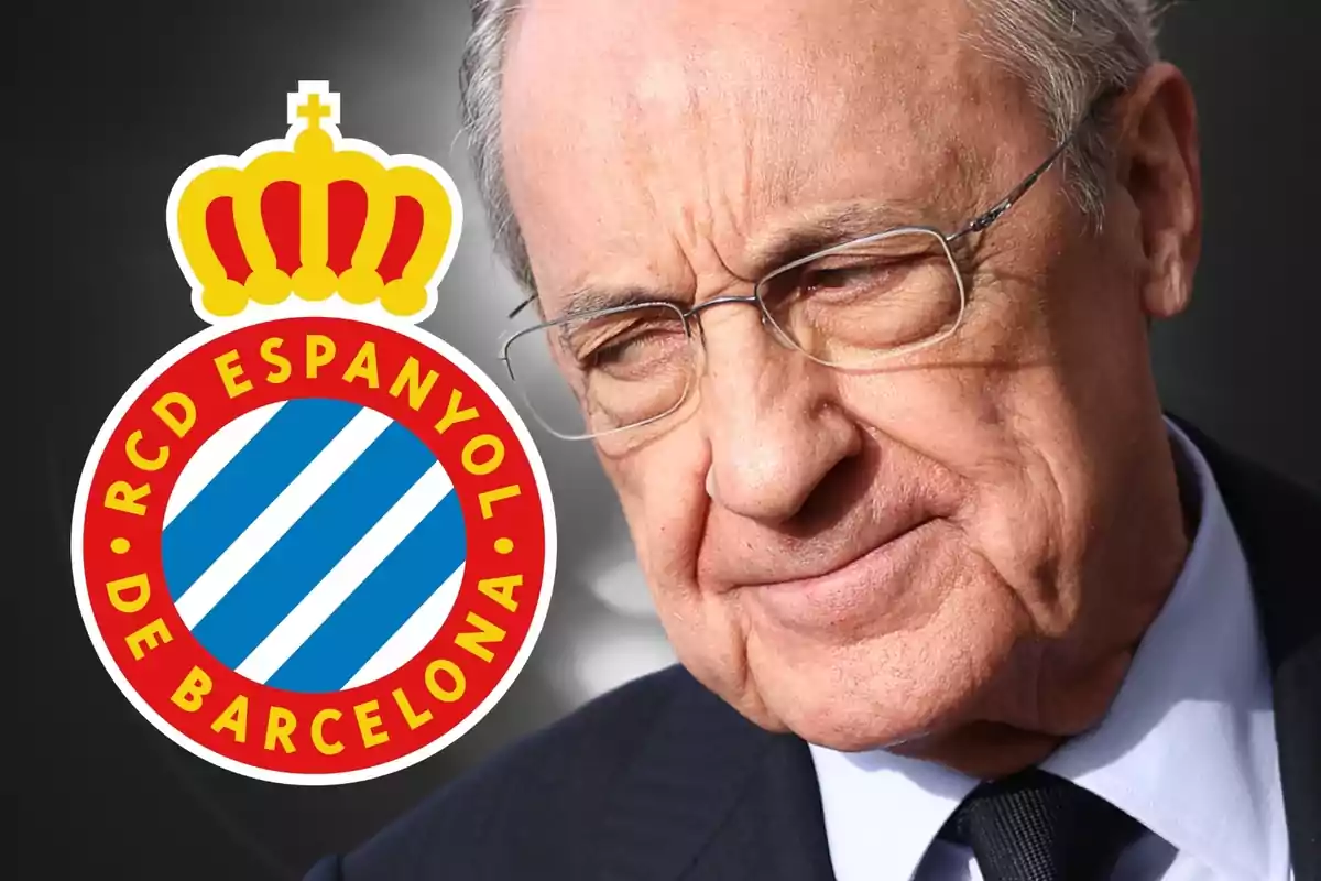 Hombre con gafas junto al escudo del RCD Espanyol de Barcelona.