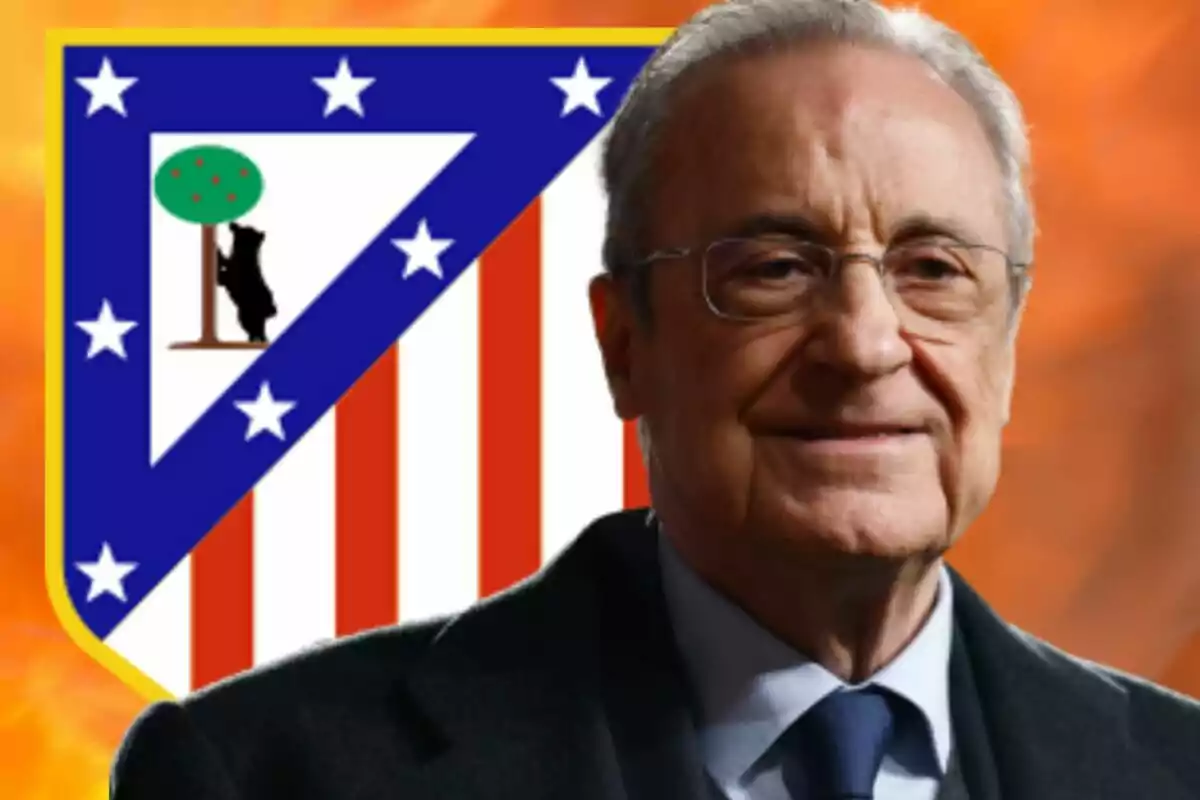 Un hombre mayor con gafas y traje frente al escudo del Atlético de Madrid.