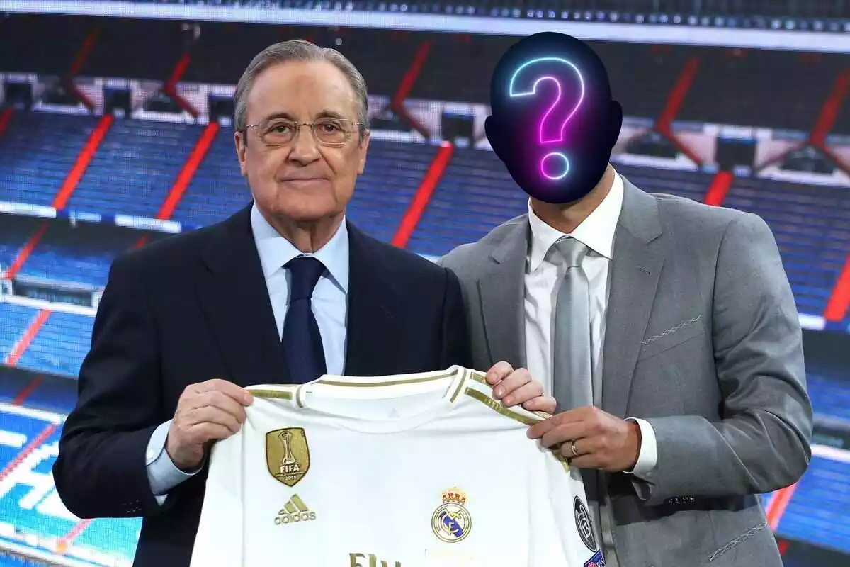 Florentino Pérez posa con la camiseta del Real Madrid al lado del nuevo fichaje