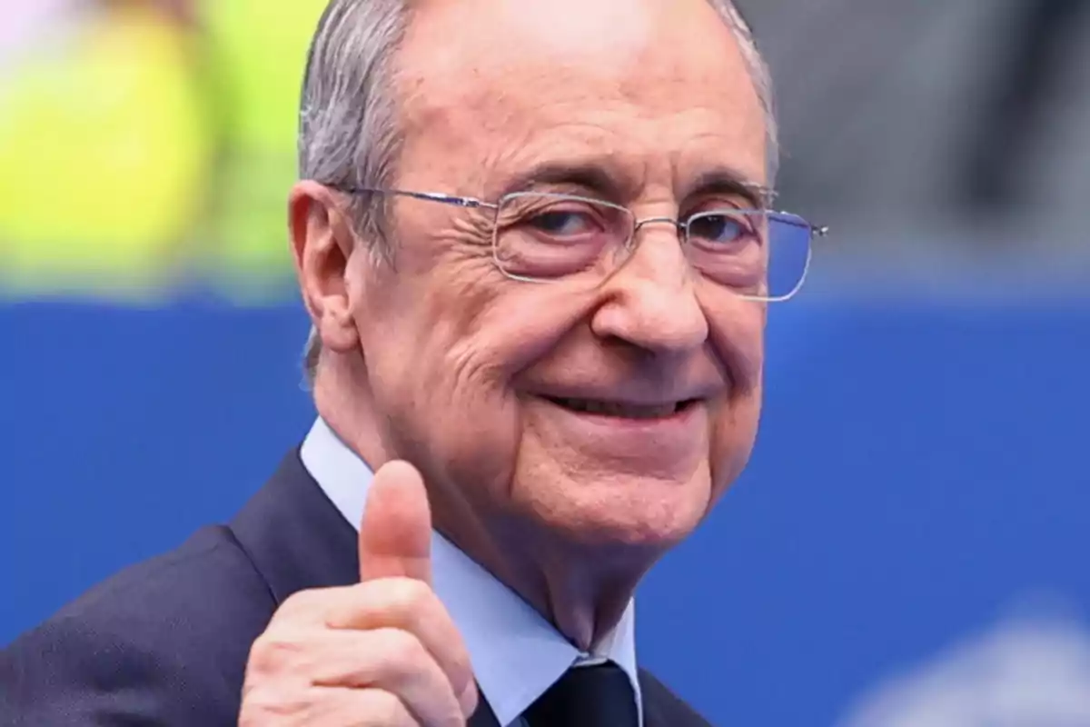 Hombre mayor con gafas y traje oscuro haciendo un gesto de aprobación con el pulgar hacia arriba. Hombre mayor con gafas y traje oscuro haciendo un gesto de aprobación con el pulgar hacia arriba.