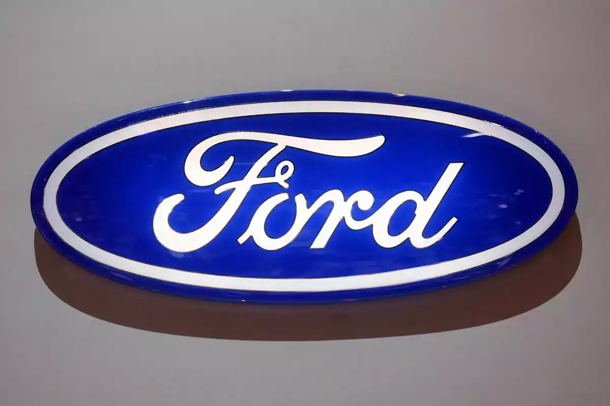 Logotipo ovalado azul de la marca Ford con letras blancas sobre fondo gris Logotipo ovalado azul de la marca Ford con letras blancas sobre fondo gris