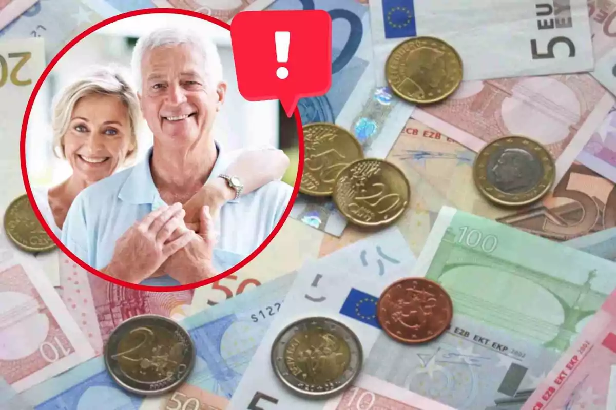 Pareja de personas mayores sonriendo con billetes y monedas de euro en el fondo.