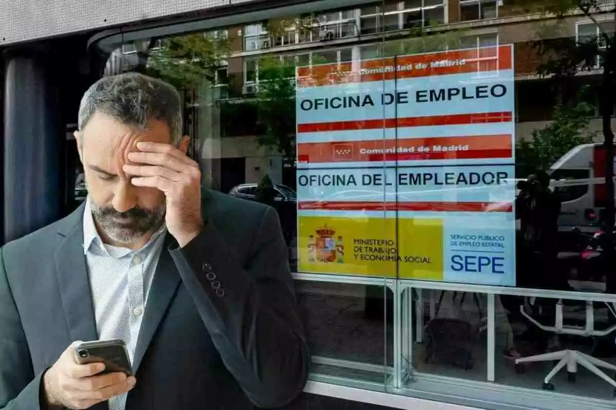 Fotomontaje de fondo de una oficina de empleo del SEPE y al frente un hombre preocupado mirando el móvil