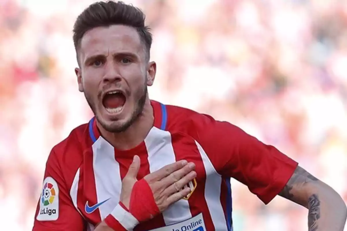 Jugador de fútbol celebrando un gol con la camiseta del Atlético de Madrid.