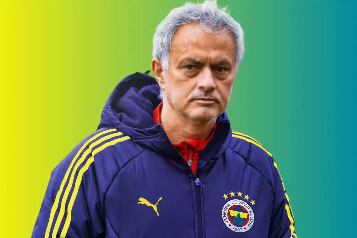 José Mourinho con la chaqueta del Fenerbahce