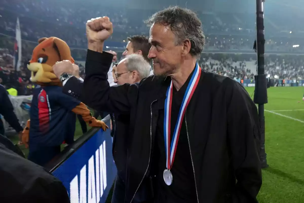 Luis Enrique celebrando con el puño en alto