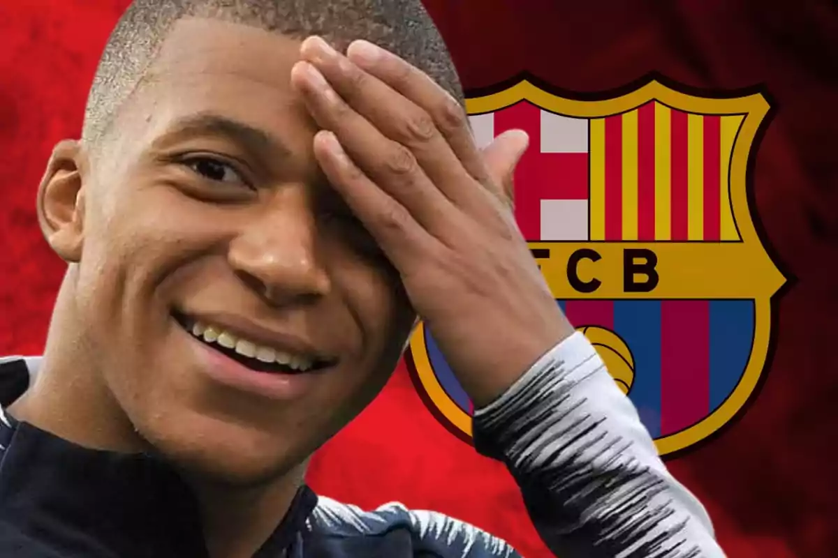 Kylian Mbappé con la mano en la cabeza y el escudo del Barça de fondo