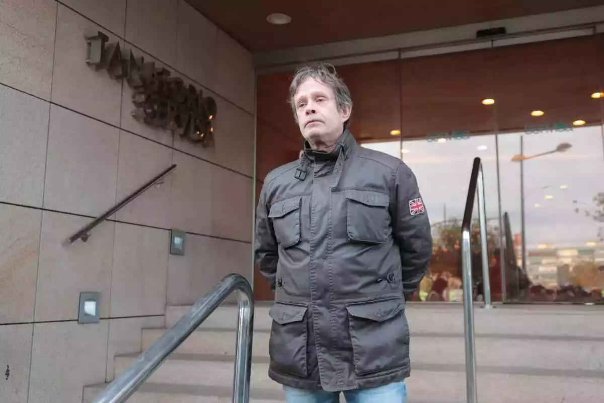 Francisco Arévalo con chaqueta y serio en las escaleras del tanatorio Francisco Arévalo con chaqueta y serio en las escaleras del tanatorio