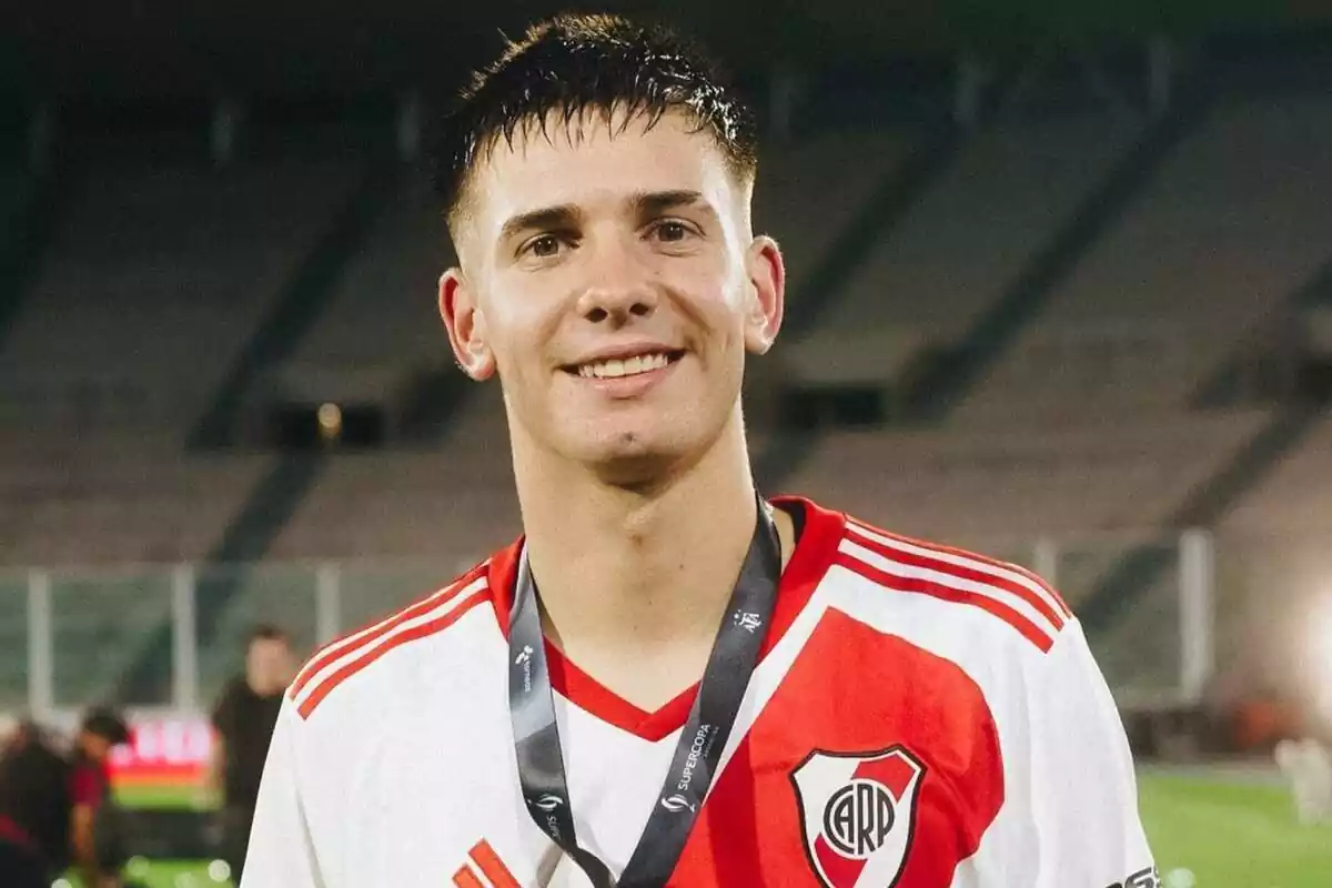 Franco Mastantuono posando con la camiseta de River Plate con una medalla colgada del cuello