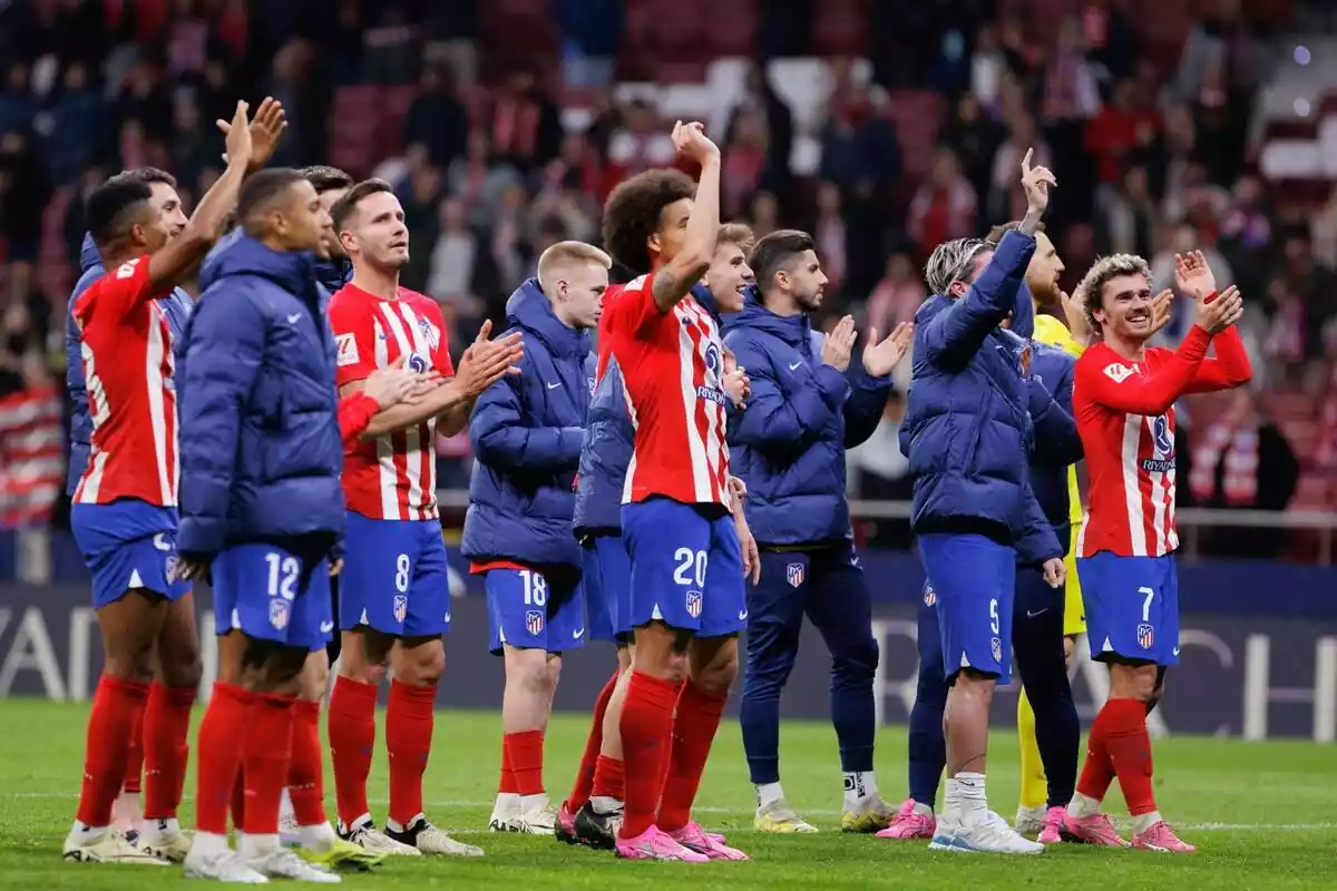 Los futbolistas del Atlético de Madrid celebran la victoria frente a su afición