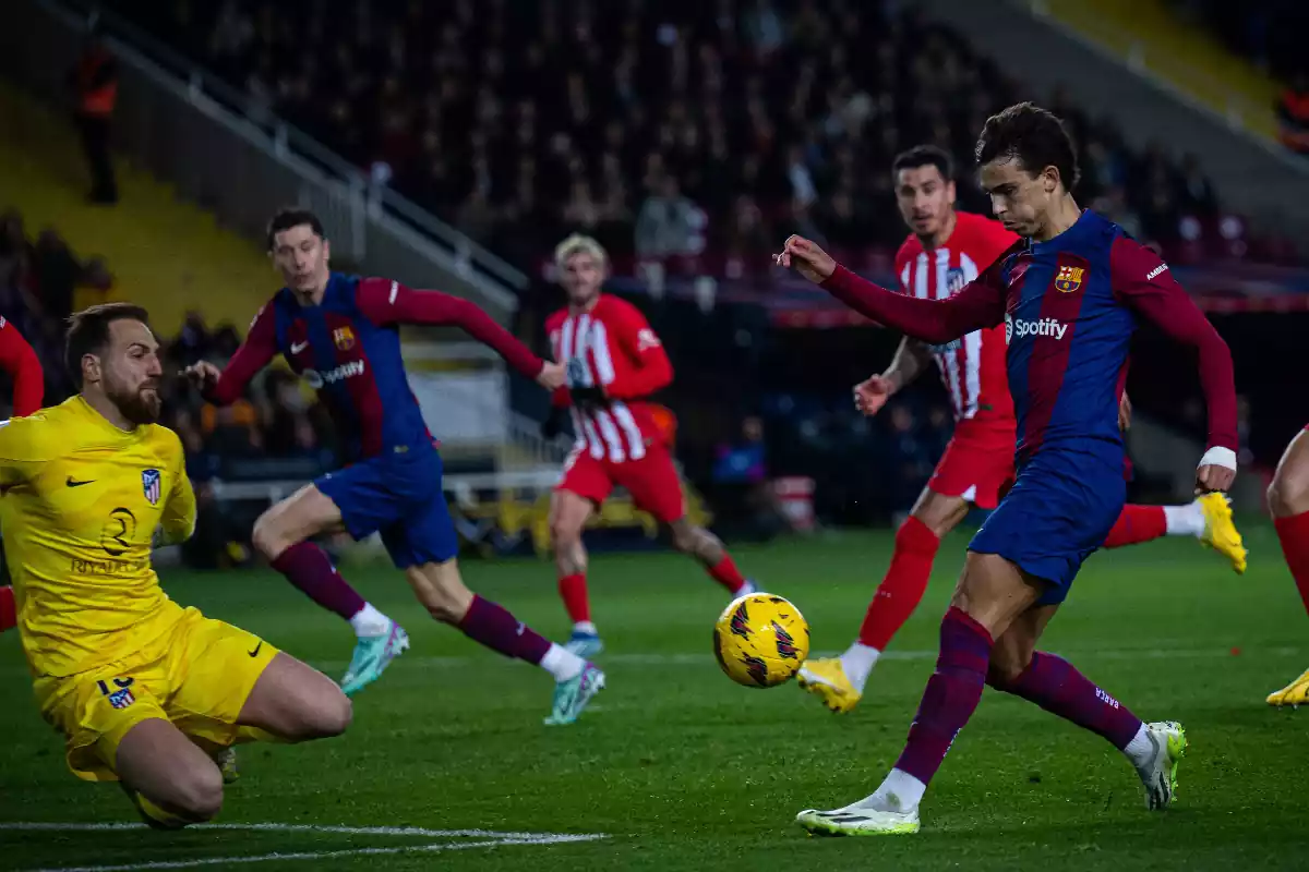 Joao Félix, en la jugada que supuso el primer y definitivo gol ante el Atlético de Madrid para el FC Barcelona en Montjuic