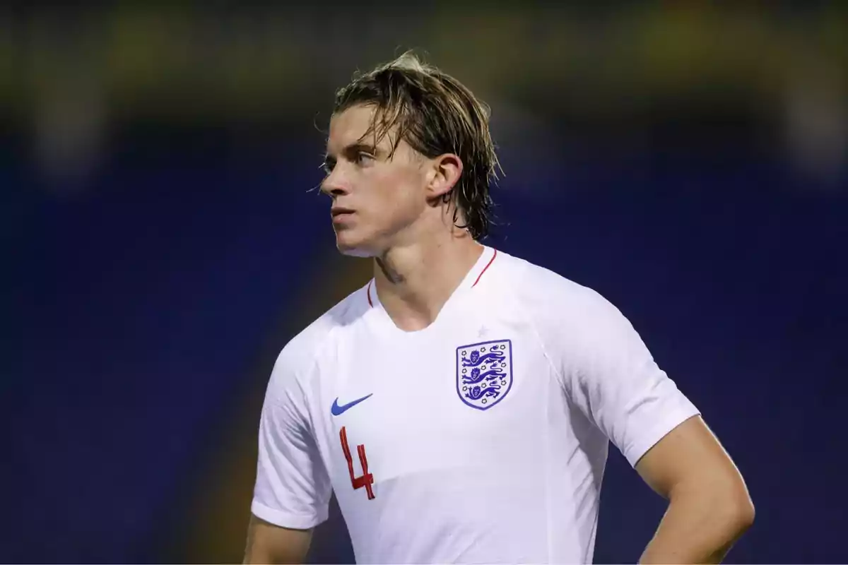 Jugador de fútbol con la camiseta de la selección de Inglaterra número 4.