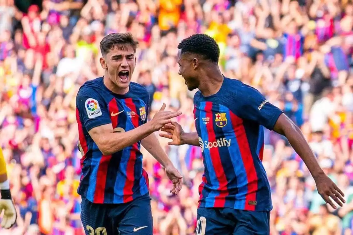 Plano medio de Gavi y Ansu Fati celebrando un gol en el Camp Nou