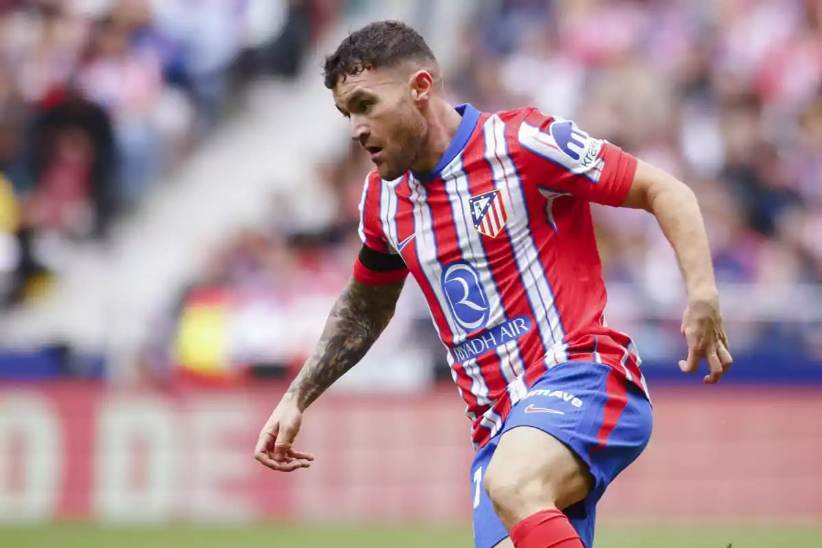 Jugador de fútbol del Atlético de Madrid en acción durante un partido.