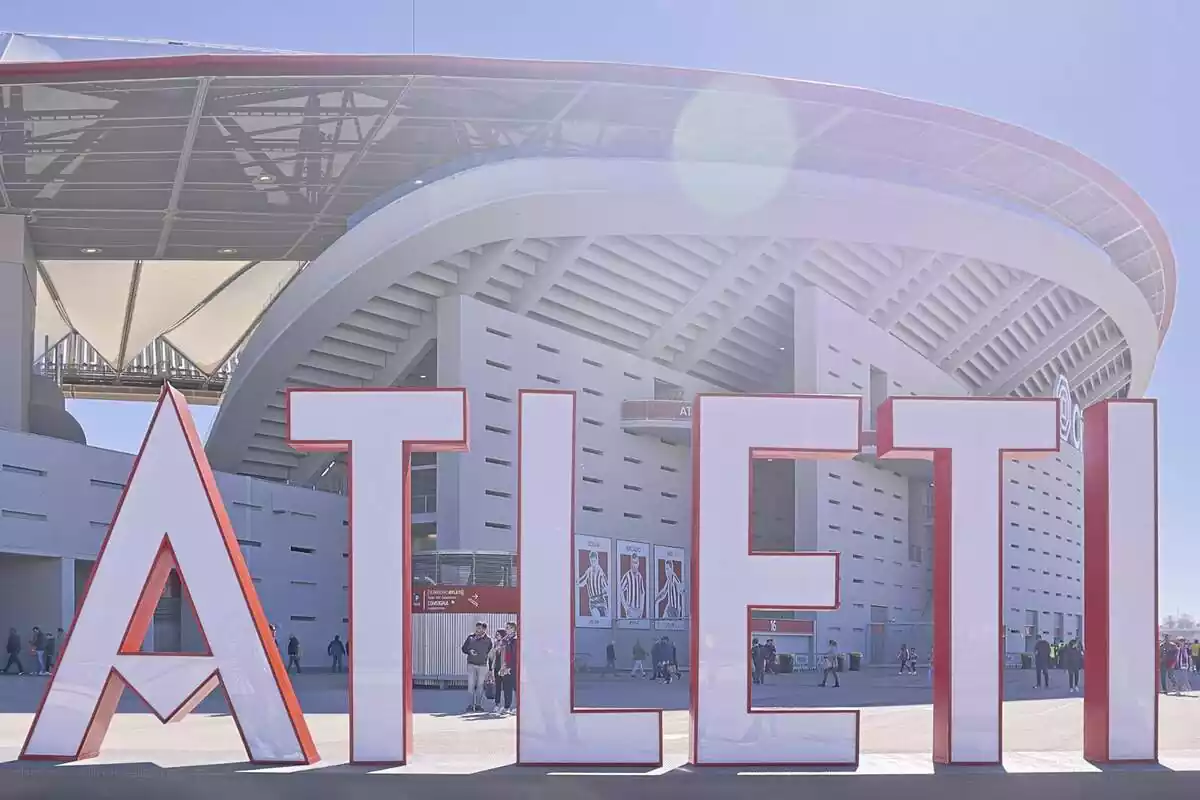 Nombre del club Atlético de Madrid a las afueras del estadio Metropolitano