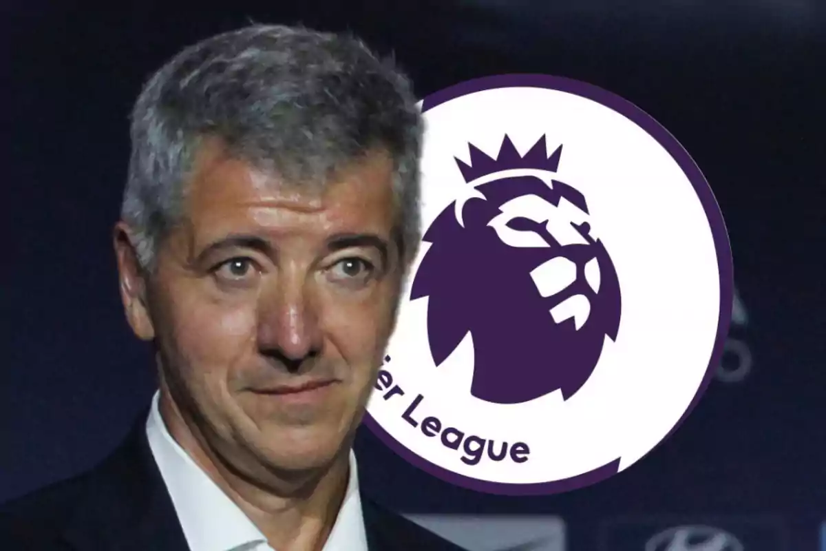 Hombre de cabello canoso con el logo de la Premier League al fondo.