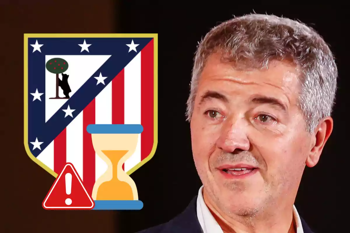 Hombre de cabello canoso junto al escudo del Atlético de Madrid con un icono de advertencia y un reloj de arena.