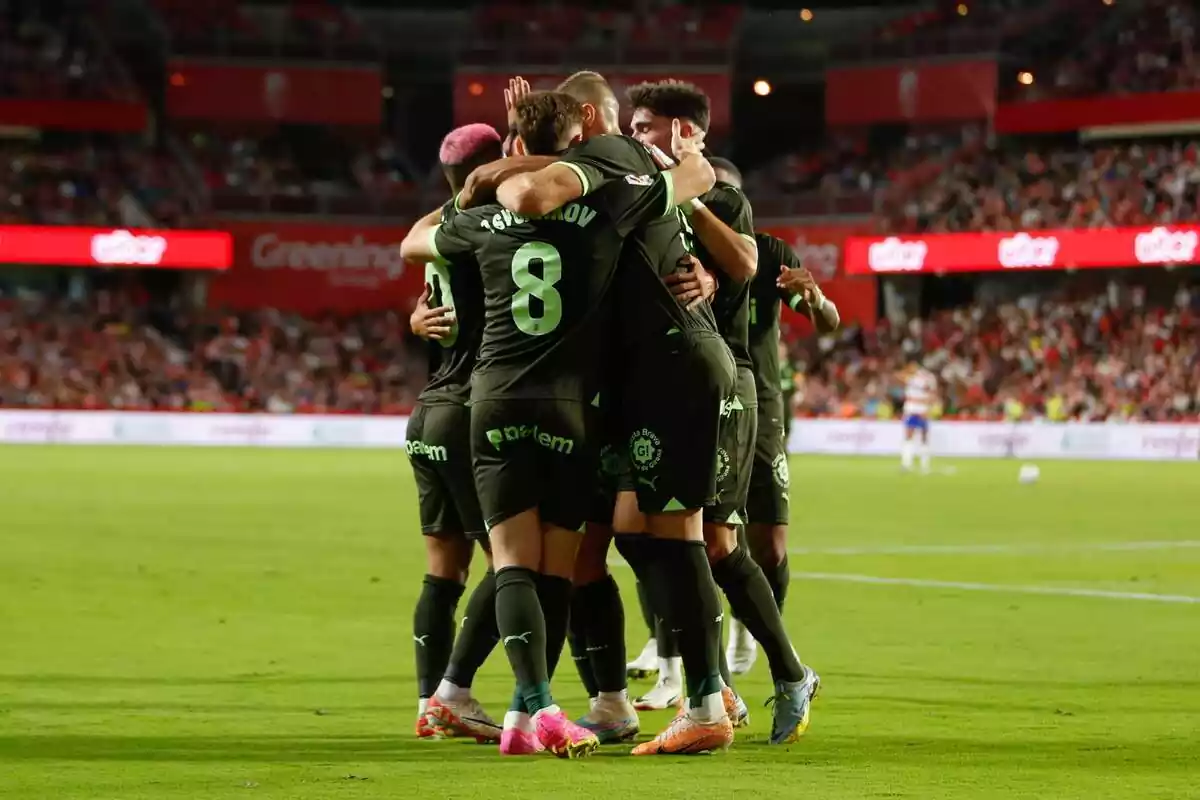 Los jugadores del Girona FC celebrando un gol en el estadio Nuevo Los Cármenes de Granada