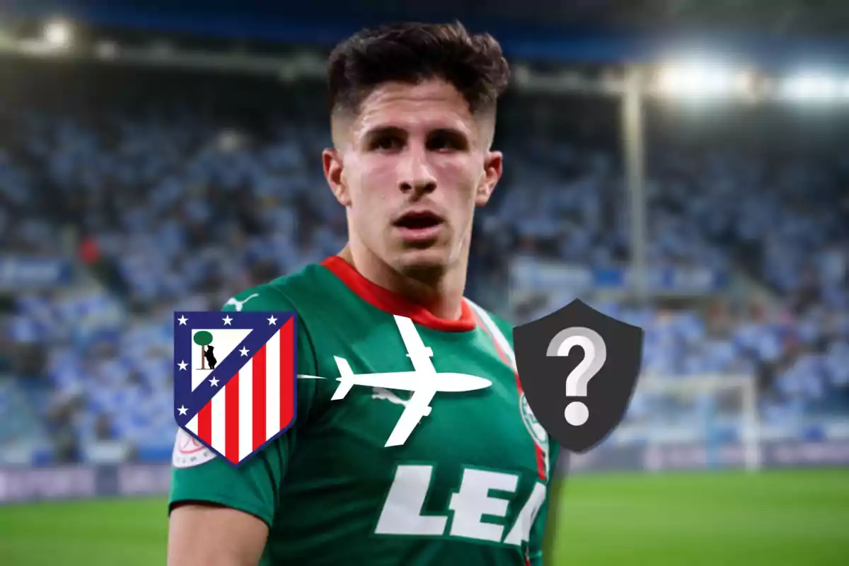 Jugador de fútbol con camiseta verde y roja, con un escudo del Atlético de Madrid y un avión apuntando a un escudo con un signo de interrogación.