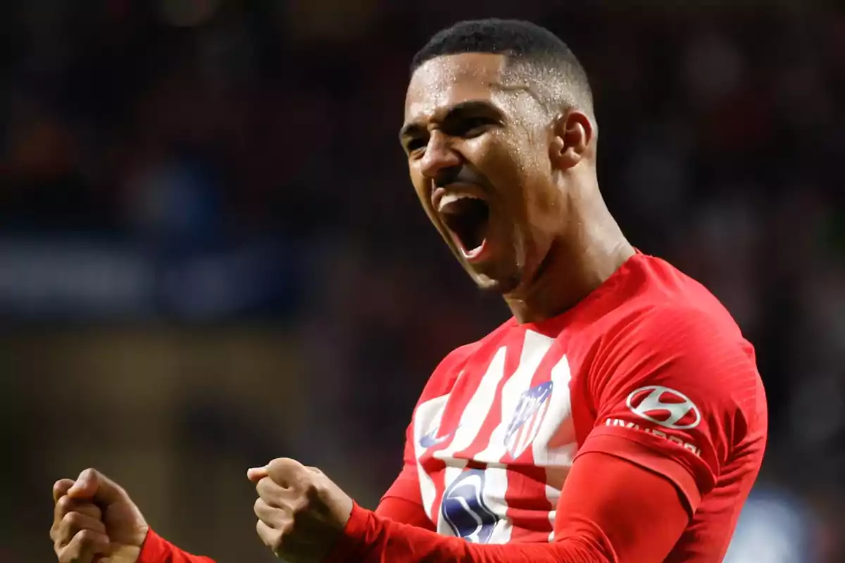 Jugador de fútbol celebrando un gol con la camiseta del Atlético de Madrid.