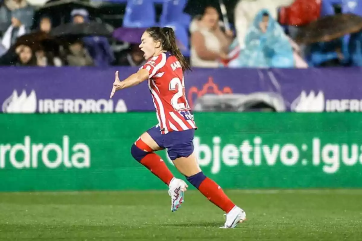 El Atlético de Madrid Femenino celebra un gol corriendo con los brazos abiertos