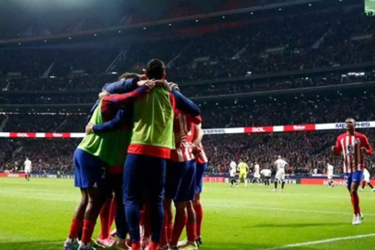 El Atlético celebra el gol de Depay ante el Sevilla