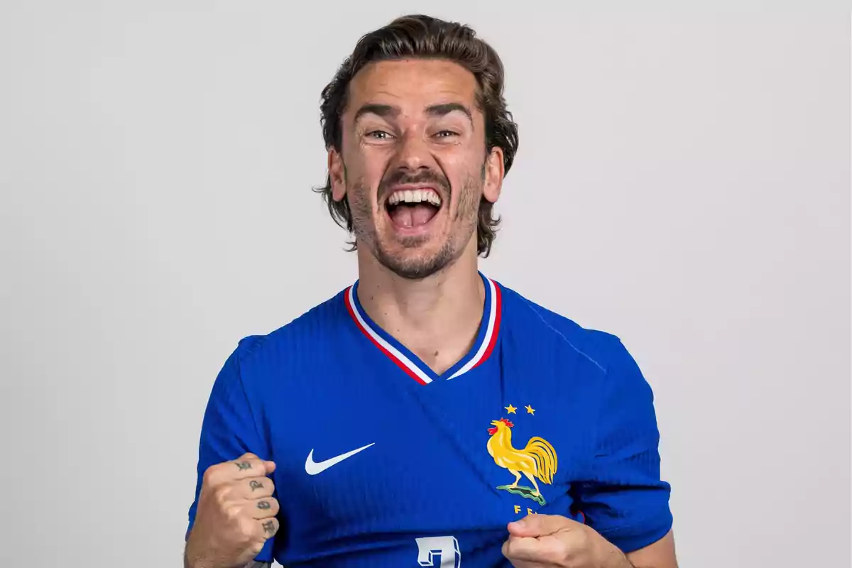 Hombre con camiseta azul de la selección de fútbol de Francia celebrando con expresión de alegría.