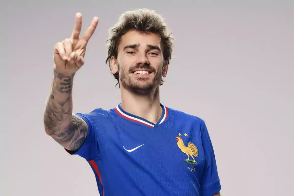 Griezmann posando con la camiseta de Francia