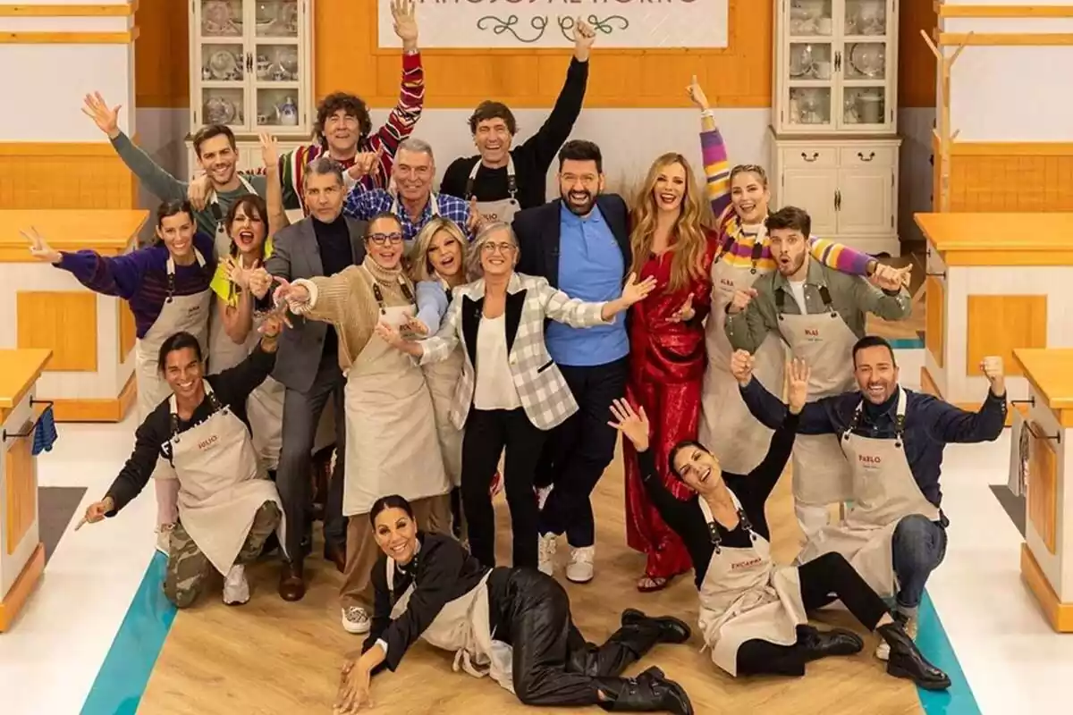 Fotografía grupal de los concursantes y el jurado de Bake Off: Famosos al horno Fotografía grupal de los concursantes y el jurado de Bake Off: Famosos al horno