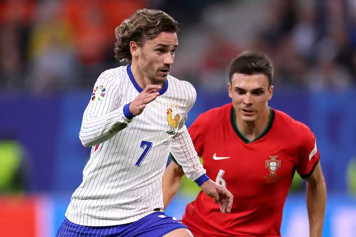 Dos jugadores de fútbol en acción durante un partido, uno con uniforme blanco y azul de Francia y el otro con uniforme rojo de Portugal.