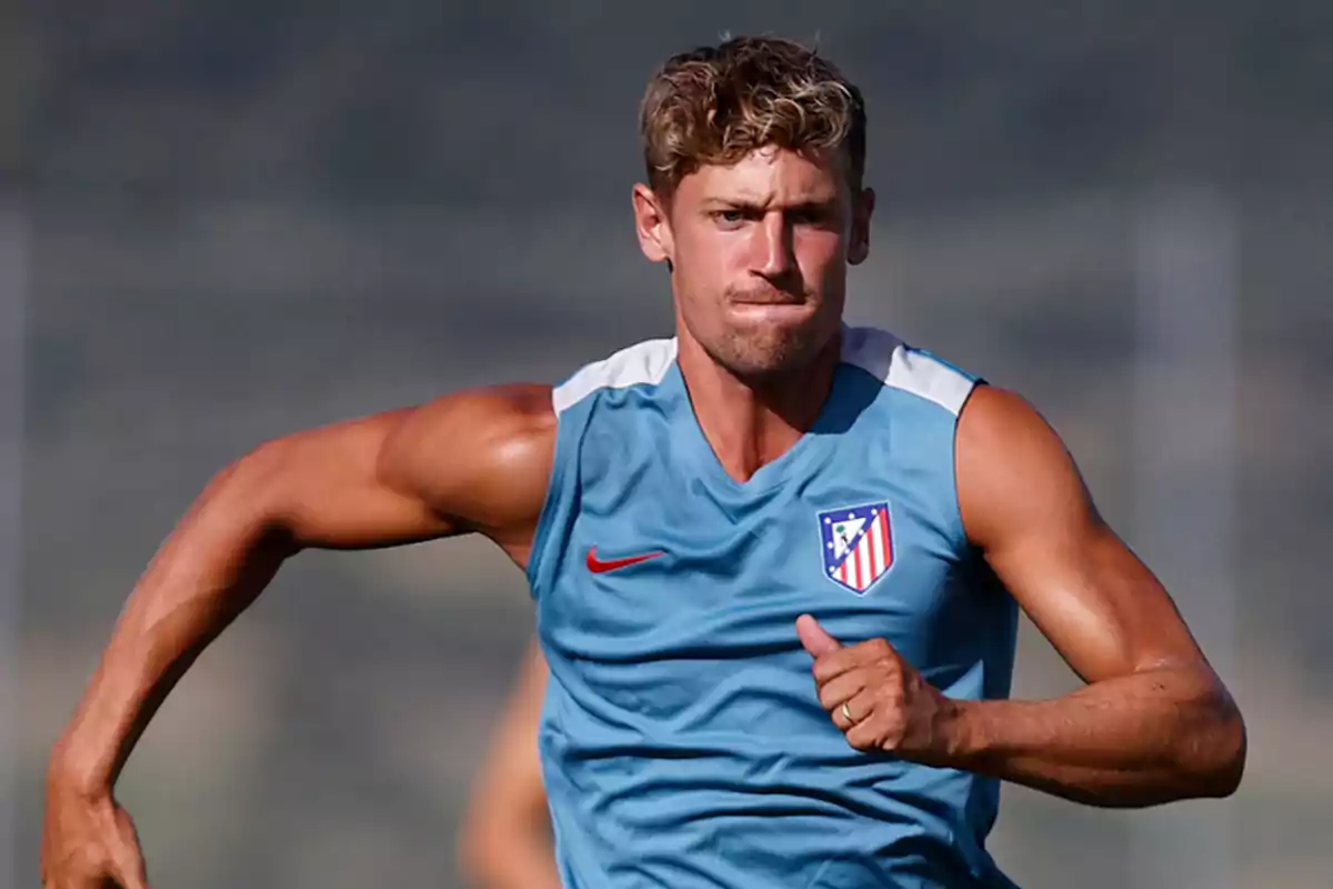 Jugador de fútbol entrenando con camiseta del Atlético de Madrid