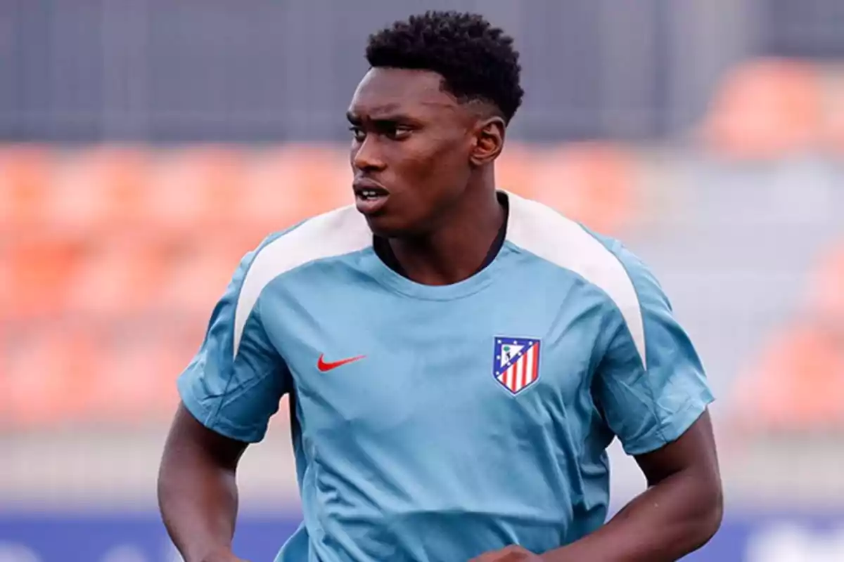 Football player wearing Atlético de Madrid training shirt.