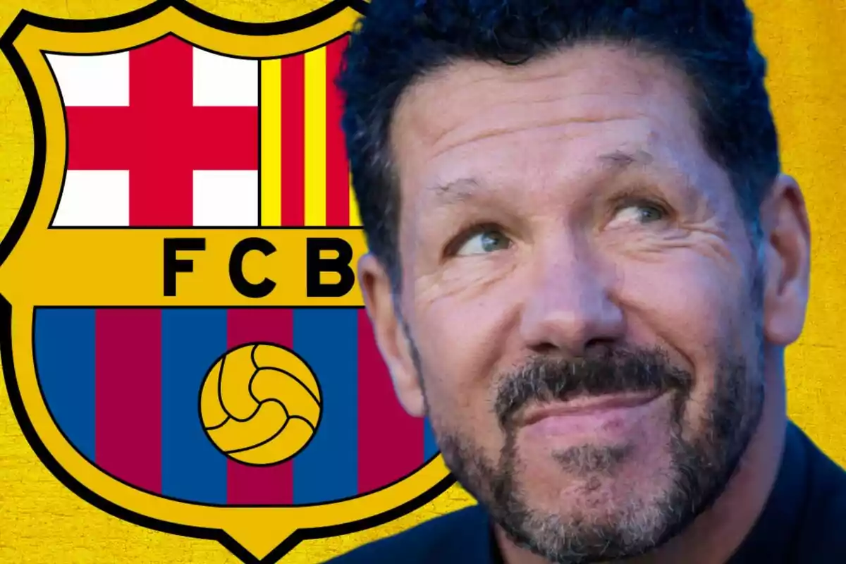 Un hombre sonriente con barba frente al escudo del FC Barcelona.
