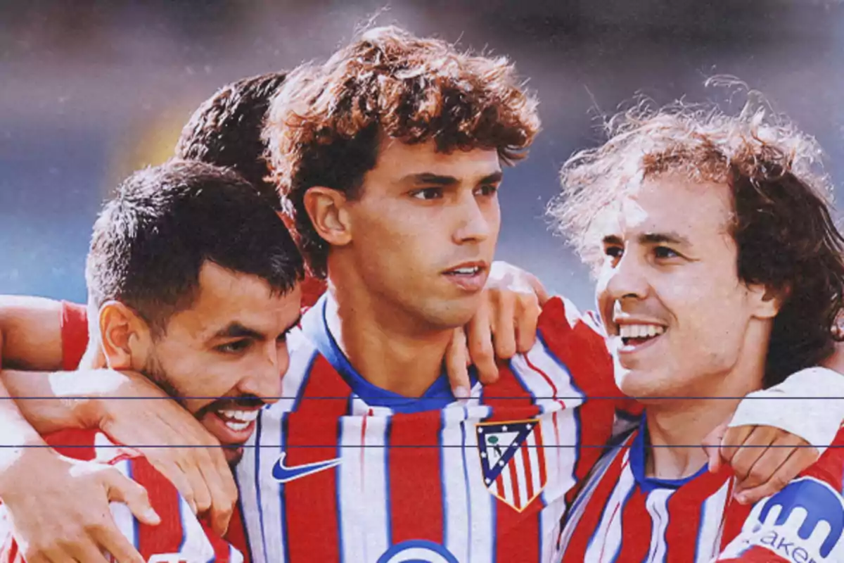 Jugadores del Atlético de Madrid celebrando un gol juntos en el campo.