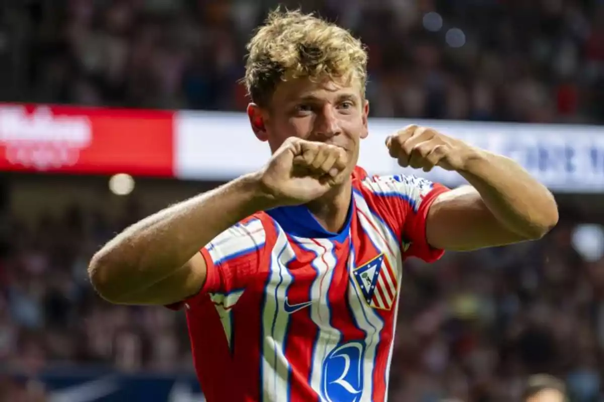 Un jugador de fútbol celebrando un gol con la camiseta del Atlético de Madrid.