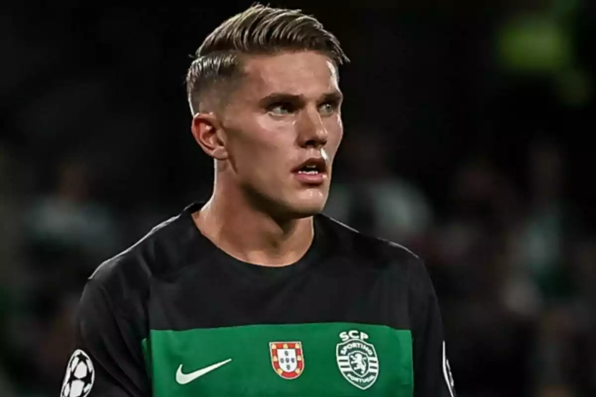 Jugador de fútbol con uniforme del Sporting de Lisboa durante un partido.