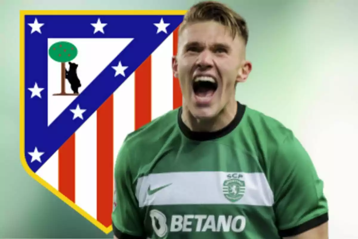 Un jugador de fútbol con camiseta verde grita emocionado frente al escudo del Atlético de Madrid.