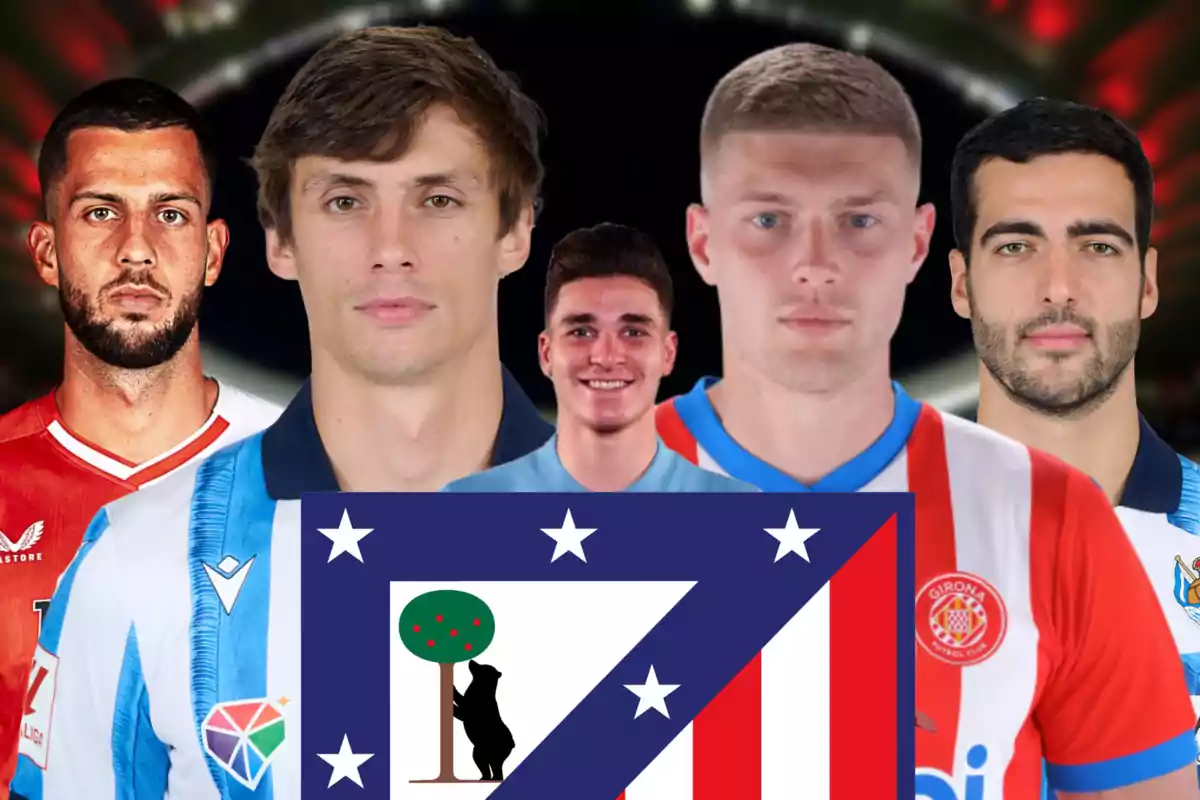 Cinco jugadores de fútbol con diferentes camisetas de equipos, con el escudo del Atlético de Madrid en primer plano.