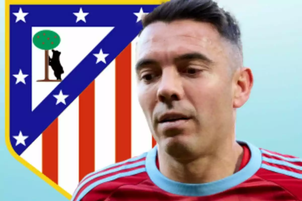 Un jugador de fútbol con una camiseta roja y celeste aparece frente al escudo del Atlético de Madrid.