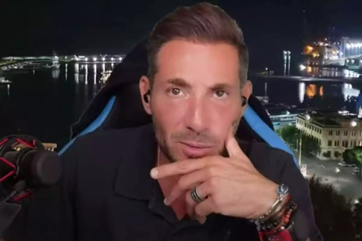 Imagen de Antonio David Flores con rostro serio hablando sobre Edmundo Arrocet en su canal de YouTube Imagen de Antonio David Flores con rostro serio hablando sobre Edmundo Arrocet en su canal de YouTube