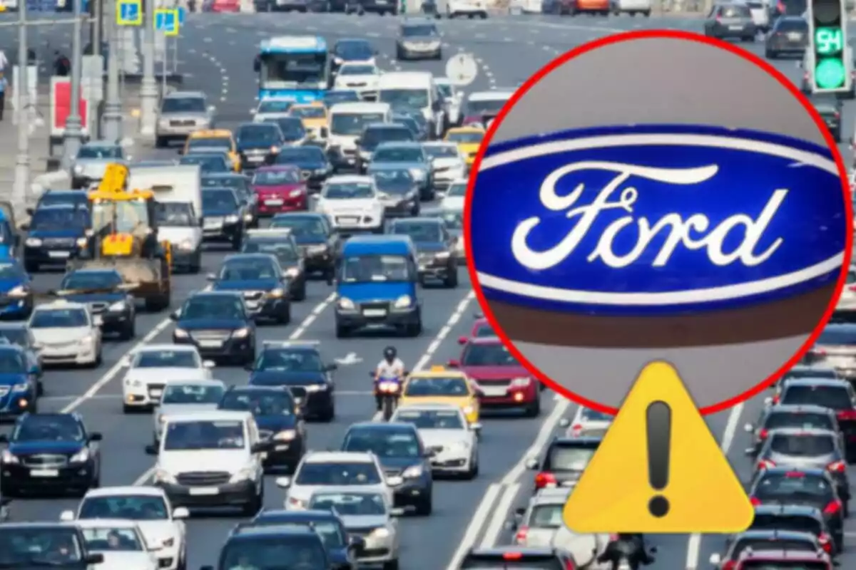 Tráfico intenso en una avenida con un acercamiento al logo de Ford y un símbolo de advertencia