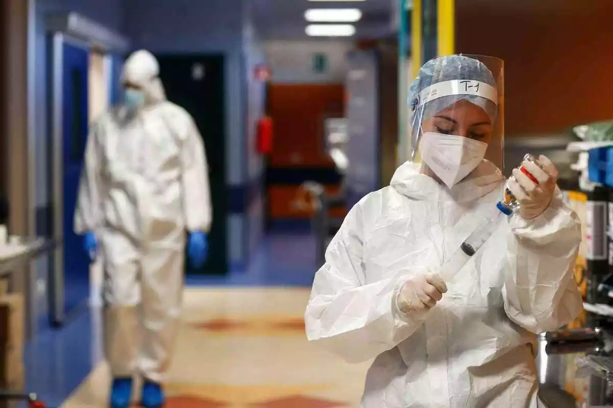 Dos sanitarios en un hospital durante la pandemia