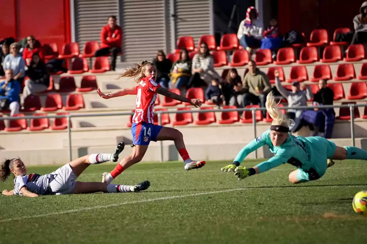 El Atlético, al descanso con una buena renta, pero debía hacer más