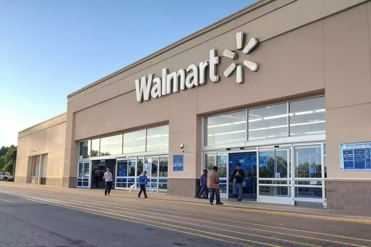 Fachada de una tienda Walmart con personas entrando y saliendo.