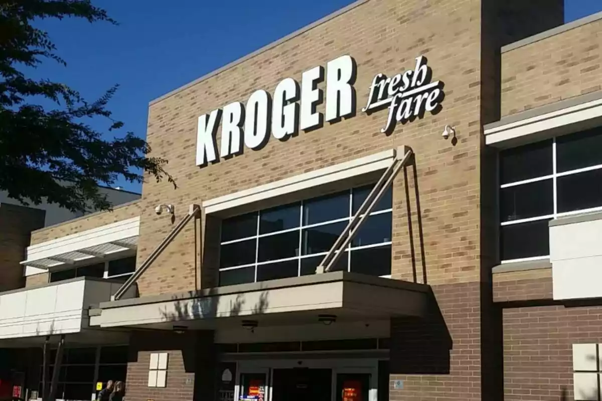 Fachada de una tienda Kroger Fresh Fare con letras grandes blancas sobre una pared de ladrillo bajo un cielo despejado. Fachada de una tienda Kroger Fresh Fare con letras grandes blancas sobre una pared de ladrillo bajo un cielo despejado.