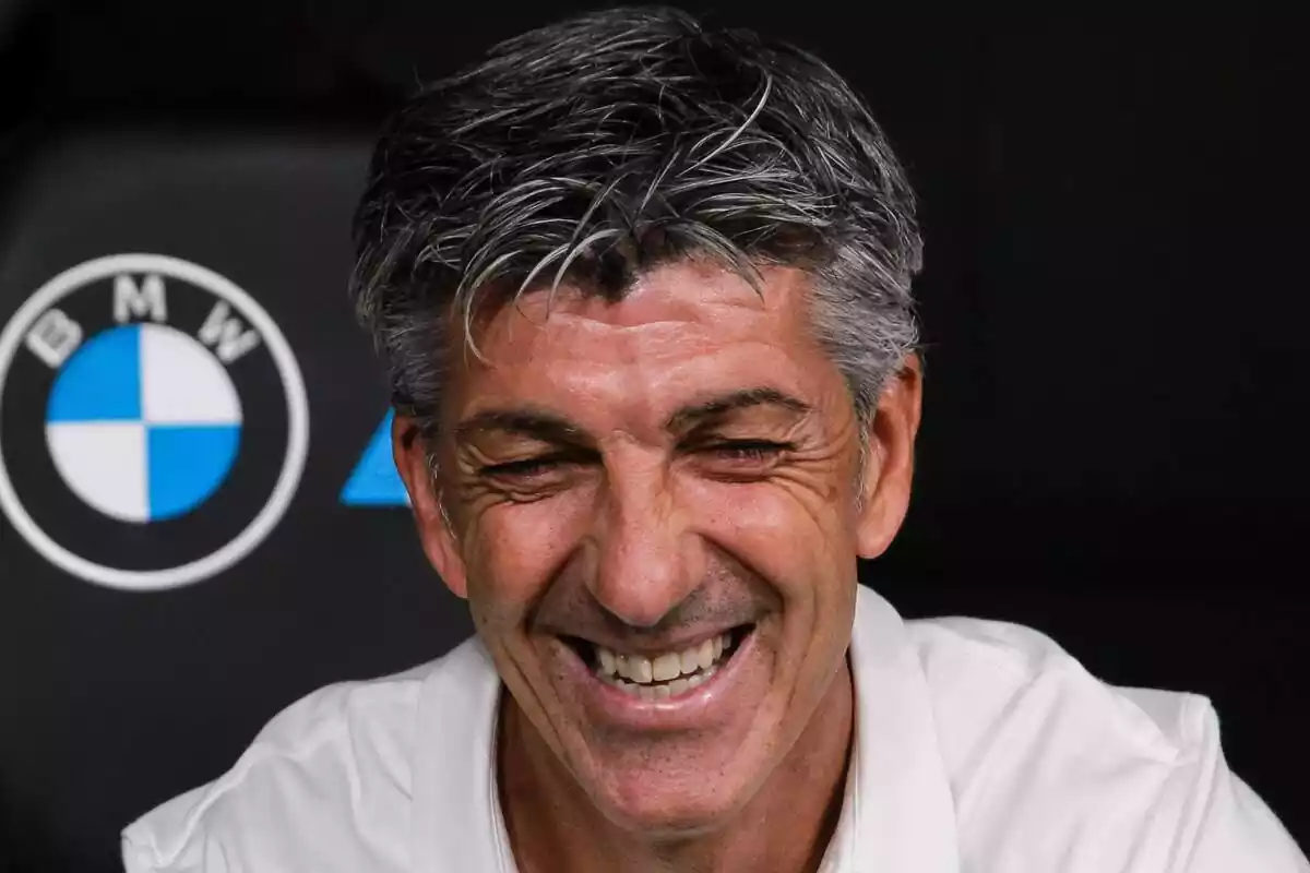 Imanol Alguacil sonriendo en el banquillo del Bernabéu