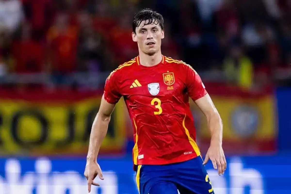 Jugador de fútbol con la camiseta roja de la selección española, número 3, en un partido.